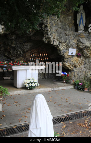 La scultura de Bernadette Soubirous priant devant la statuetta de la Vierge-Marie. Grotte de Lourdes. Couvent Saint-Gildard. Nevers. La Francia. Foto Stock