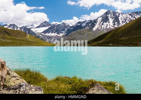 Il turchese del lago Rifflsee in Pitztal con vista dell'Oetztal Alpi, Austria in estate Foto Stock