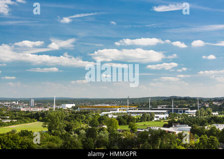 Angolo di alta vista da Berensberg giù al Tivoli Soccer Stadium e il Hauptstadion equestre di Aachen. Foto Stock