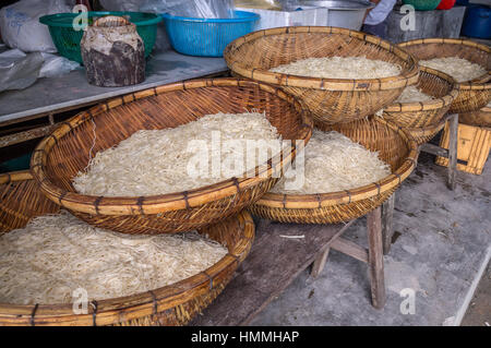 Asiatica di gelatina secca Tagliatelle cibo in cesti in legno Foto Stock