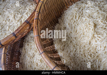 Asiatica di gelatina secca Tagliatelle cibo in cesti in legno Foto Stock