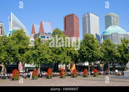 L'Aia, Paesi Bassi - 18 Luglio: Het Plein (piazza), con sullo sfondo la skyline del 18 luglio 2013 all'Aia, Paesi Bassi. Het Plein è o Foto Stock