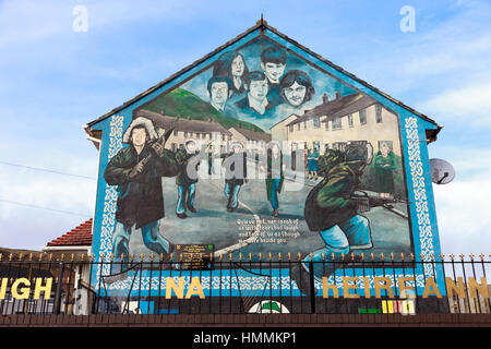 BELFAST, IRLANDA DEL NORD - Feb 9, 2013: murale in strada Glenalina contenente cinque ritratti dei membri IRA commemorato a Belfast, Northern Irelan Foto Stock