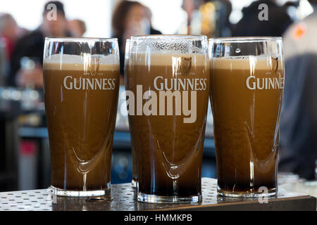 Dublino, Irlanda - Feb 15, 2014: pinte di birra sono serviti presso la famosa birreria Guinness su Feb 15, 2014. La birreria dove 2,5 milioni di pinte di stout Foto Stock