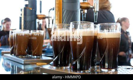 Dublino, Irlanda - Feb 15, 2014: pinte di birra sono serviti presso la birreria Guinness su Feb 15, 2014. La birreria dove 2,5 milioni di pinte di stout sono bre Foto Stock