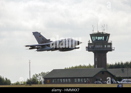 LAAGE, Germania - Agosto 23, 2014: un tedesco Air Force Panavia Tornado IDS da AG-51 decolla durante la Laage airbase open house. AG-51 è una tattica di ri Foto Stock