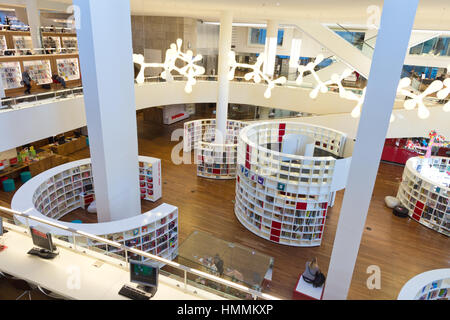 AMSTERDAM - AGO 27 : Vista interna di Amsterdam Central Library, il Centrale Bibliotheek, la più grande biblioteca pubblica in Europa, progettato da Jo Coenen. Ago Foto Stock