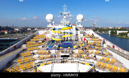 AMSTERDAM - SET 2, 2014: Deck sulla Costa Fortuna nave di crociera con una vista su Amsterdam. La nave è parte di una flotta di 17 navi di proprietà di Costa Crui Foto Stock