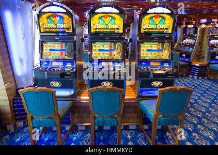 AMSTERDAM - SET 2: Il casinò sulla Costa Fortuna crociera sul Set 2, 2014 in Amsterdam, Paesi Bassi. La nave è parte di una flotta di 17 navi di proprietà Foto Stock