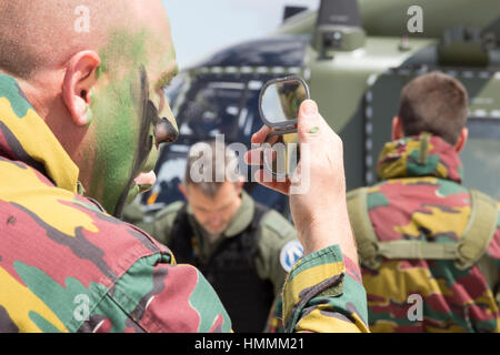 BEAUVECHAIN, Belgio - 20 Maggio 2015: Esercito belga soldato preparando per l'esercizio THPU. THPU è un elicottero annuale di esercizio di valutazione. Foto Stock