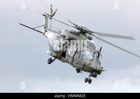 BEAUVECHAIN, Belgio - 20 Maggio 2015: Il nuovo esercito belga elicottero NH90 decollare da Beauvecahin airbase. I primi elicotteri sono entrati in servizio i Foto Stock