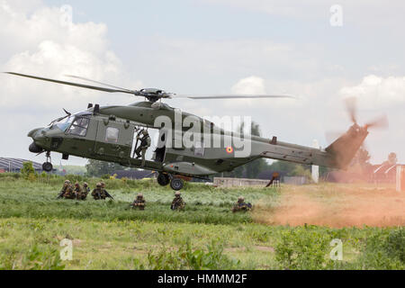 BEAUVECHAIN, Belgio - 20 Maggio 2015: Esercito belga soldati nella parte anteriore del nuovo elicottero NH90 durante l'esercizio THPU. THPU è un elicottero annuale Foto Stock