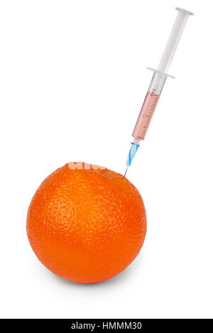 In arancione bloccato una siringa. Gli alimenti geneticamente modificati. Tracciato di ritaglio all'interno. Foto Stock