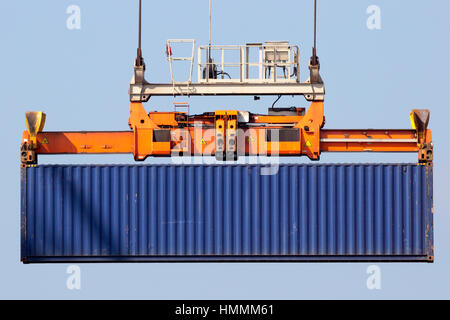 Sea container sollevato da una gru del porto Foto Stock