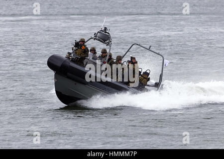 DEN Helder, Paesi Bassi - 23 giugno: Olandese Marines in un motoscafo durante un assalto dimostrazione presso la marina olandese giorni a giugno 23, 2013 a Den Helder, il Foto Stock