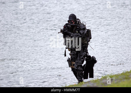 DEN Helder, Paesi Bassi - 23 giugno: Olandese delle forze speciali combattere subacqueo durante un assalto anfibio demo durante la marina olandese giorni a giugno 23, 2013 Foto Stock