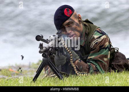 DEN Helder, Paesi Bassi - 23 giugno: Olandese machinegunner Marino durante un assalto anfibio demo durante la marina olandese giorni a giugno 23, 2013 in Den Foto Stock