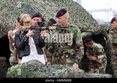 DEN Helder, Paesi Bassi - 23 giugno: Olandese Marines aiutare un visitatore puntamento di un arma durante la marina olandese giorni a giugno 23, 2013 a Den Helder in rete Foto Stock