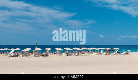 FUERTEVENTURA - 20 ottobre: infinita spiaggia di Jandia Fuerteventura, Spagna con alcuni turisti nel mese di ottobre 20, 2013 Foto Stock