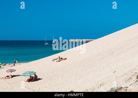 FUERTEVENTURA - 20 ottobre: infinita spiaggia di Jandia Fuerteventura, Spagna con alcuni turisti in corrispondenza di una duna su 20 Ottobre 2013 Foto Stock