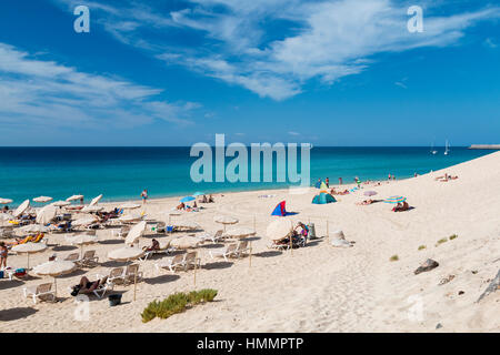 FUERTEVENTURA - 20 ottobre: infinita spiaggia di Jandia Fuerteventura, Spagna con alcuni turisti in corrispondenza di una duna su 20 Ottobre 2013 Foto Stock