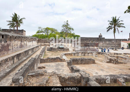 Mombasa, in Kenya - 18 febbraio: rovine del forte storico Gesù a Mombasa, in Kenya il 18 febbraio 2013 Foto Stock