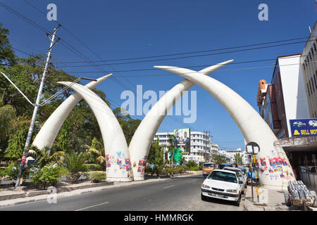 Mombasa, in Kenya - 18 febbraio: il famoso gigante zanne di elefante su Viale Moi a Mombasa, in Kenya il 18 febbraio 2013 Foto Stock