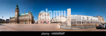 Amburgo - luglio 7: vista panoramica del famoso municipio e il Alsterarkaden ad Amburgo, in Germania come orario diurno lunga esposizione girato in luglio 7, 2013 Foto Stock