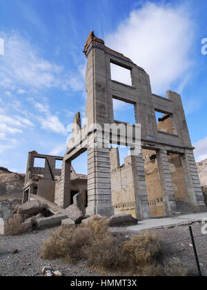 Abbandonato bank building a riolite città fantasma in Nevada, Stati Uniti. Foto Stock