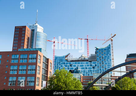 Amburgo, Germania - 7 luglio: l'Elbe Philharmonic Hall (Elbphilharmonie) ad Amburgo, in Germania in costruzione su luglio 7, 2013 Foto Stock