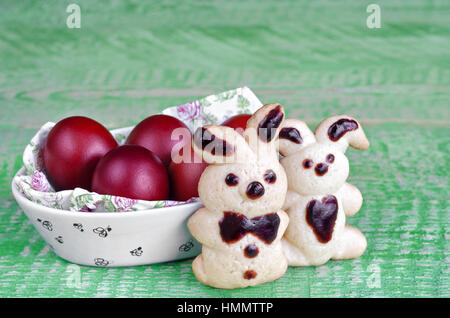 Biscotti di Pasqua a forma di lepri e uova colorate Foto Stock