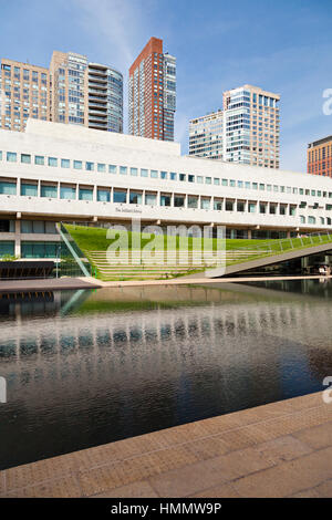 New York City - 22 Giugno: Paolo Milstein Piscina e terrazza presso il Lincoln Center di New York il 22 giugno 2013 Foto Stock