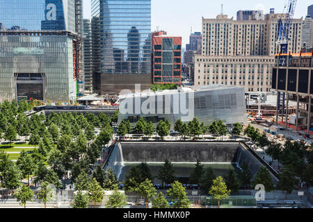 New York City - 23 Giugno: Panoramica del 9/11 memoriale presso il World Trade Center a New York il 23 giugno 2013 Foto Stock