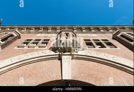 Esterno della peculiare sessantanovesima Reggimento di Fanteria Armory Building sulla Lexington Avenue, New York City, Stati Uniti d'America Foto Stock