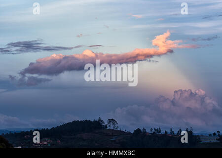 Formazioni di nubi con la luce del tramonto nella valle di Medellin in Colombia Sud America, sopra, aria, paesaggio, natura Foto Stock