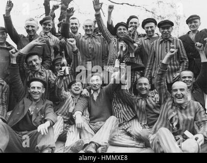 Campo di concentramento di Dachau prigionieri polacchi celebrare la loro liberazione da parte delle forze USA il 29 aprile 1945 Foto Stock