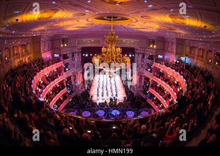 Dresden, Germania. 03Feb, 2017. Esordiente in danza al dodicesimo Semper Opera sfera di Dresda, in Germania, 03 febbraio 2017. Foto: Sebastian Kahnert/dpa-Zentralbild/dpa/Alamy Live News Foto Stock