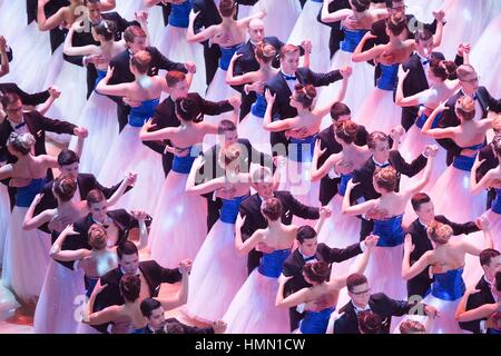 Dresden, Germania. 03Feb, 2017. Esordiente in danza al dodicesimo Semper Opera sfera di Dresda, in Germania, 03 febbraio 2017. Foto: Sebastian Kahnert/dpa-Zentralbild/dpa/Alamy Live News Foto Stock