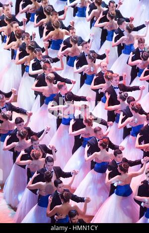 Dresden, Germania. 03Feb, 2017. Esordiente in danza al dodicesimo Semper Opera sfera di Dresda, in Germania, 03 febbraio 2017. Foto: Sebastian Kahnert/dpa-Zentralbild/dpa/Alamy Live News Foto Stock