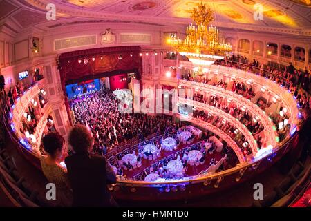 Dresden, Germania. 03Feb, 2017. Gli ospiti danza al dodicesimo Semper Opera sfera di Dresda, in Germania, 03 febbraio 2017. Foto: Sebastian Kahnert/dpa-Zentralbild/dpa/Alamy Live News Foto Stock