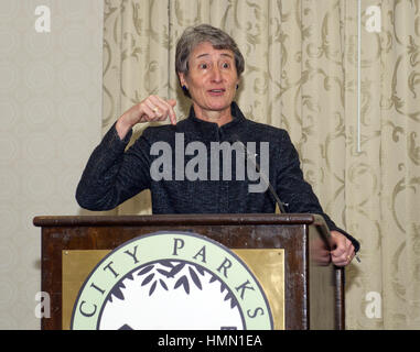 Gennaio 21, 2015 - Washington, Distretto di Columbia, Stati Uniti d'America - Stati Uniti Segretario degli Interni Sally Jewell esorta gli Stati Uniti Il congresso a rinnovare la terra e la conservazione di acqua a fondo prima che esso scade nel mese di settembre. Negli ultimi 50 anni, la LWCF ha usato gas e petrolio al largo delle royalties per contribuire a finanziare la creazione di più di 42.000 membro e parchi locali, parchi giochi, urban rifugi della fauna selvatica, greenways, percorsi e spazi aperti. Photo credit: Ron Sachs/AdMedia (credito Immagine: © Ron Sachs/AdMedia via ZUMA filo) Foto Stock