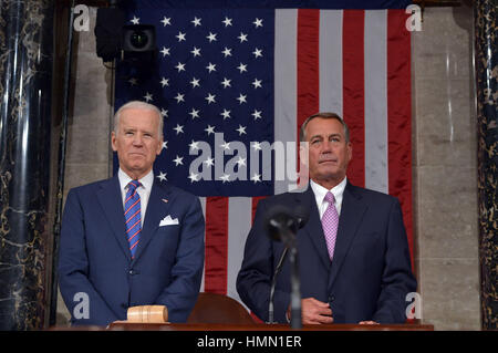 Washington, District of Columbia, USA. 21 gennaio 2015. Il vicepresidente DEGLI STATI UNITI Joe Biden (L) e il presidente della camera John Boehner attendono l'inizio del discorso sullo stato dell'Unione del presidente degli Stati Uniti Barack Obama il 20 gennaio 2015 nella camera del Campidoglio degli Stati Uniti a Washington, DC. Foto Credit: Mandel Ngan/CNP/AdMedia Credit: Mandel Ngan/AdMedia/Alamy Live News Foto Stock