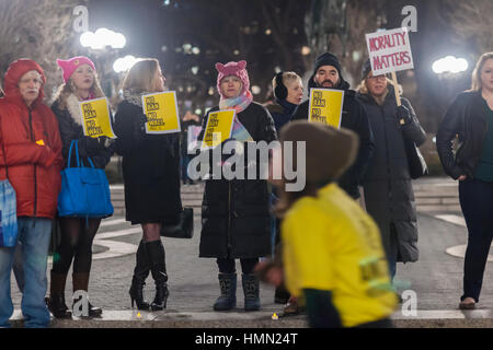 New York, Stati Uniti d'America. 4 febbraio 2017. I dimostranti si riuniscono in Union Square Park a New York venerdì 3 febbraio, 2017 per mostrare il loro malcontento con il presidente Donald Trump gli executive di ordini relativi a un divieto per i musulmani di entrare nel paese e i suoi piani per la costruzione di un muro tra Stati Uniti e Messico. L'azione, organizzato da Amnesty International aveva la linea di gruppo e formano un "muro umano' nel parco come hanno cantato e detenuti segni. (© Richard B. Levine) Credito: Richard Levine/Alamy Live News Foto Stock