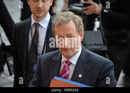 La Valletta, Malta. 3 febbraio, 2017. Taoiseach Enda Kenny arriva in corrispondenza di un vertice del Consiglio europeo a La Valletta, Malta, Venerdì, Febbraio 3, 2017. Un continuo flusso di migranti provenienti dal Medio Oriente e Africa è influenzano il Consiglio europeo ad agire con una certa vocazione per la cooperazione con il Governo libico per arginare il flusso di migranti lungo il Mediterraneo centrale rotta. Credito: Kendall Gilbert/Alamy Live News Foto Stock