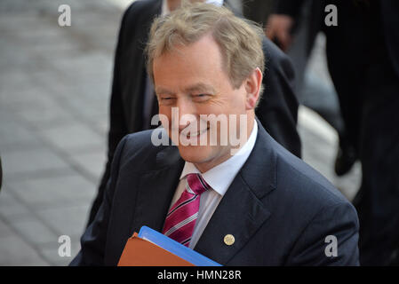 La Valletta, Malta. 3 febbraio, 2017. Taoiseach Enda Kenny arriva in corrispondenza di un vertice del Consiglio europeo a La Valletta, Malta, Venerdì, Febbraio 3, 2017. Un continuo flusso di migranti provenienti dal Medio Oriente e Africa è influenzano il Consiglio europeo ad agire con una certa vocazione per la cooperazione con il Governo libico per arginare il flusso di migranti lungo il Mediterraneo centrale rotta. Credito: Kendall Gilbert/Alamy Live News Foto Stock