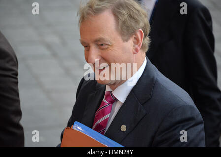 La Valletta, Malta. 3 febbraio, 2017. Taoiseach Enda Kenny arriva in corrispondenza di un vertice del Consiglio europeo a La Valletta, Malta, Venerdì, Febbraio 3, 2017. Un continuo flusso di migranti provenienti dal Medio Oriente e Africa è influenzano il Consiglio europeo ad agire con una certa vocazione per la cooperazione con il Governo libico per arginare il flusso di migranti lungo il Mediterraneo centrale rotta. Credito: Kendall Gilbert/Alamy Live News Foto Stock