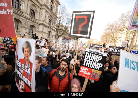 Divieto musulmano. I dimostranti si sono riuniti di fronte a Downing Street per protestare contro Donald Trump's ordine esecutivo - doppiato il suo 'Muslim divieto' Foto Stock