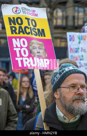 Leeds, Regno Unito. 4 febbraio 2017. Dimostranti presso Anti Trump dimostrazione. Leeds, West Yorkshire. Regno Unito. Sabato 04 Febbraio 2017 Credit: Garry Clarkson/Alamy Live News Foto Stock