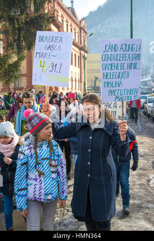 Brasov, Romania - Febbraio 04, 2017: madre spiegare a sua figlia perché fihting contro coruption è così importante per il loro futuro. Credito: Ionut David/Alamy Live News Foto Stock