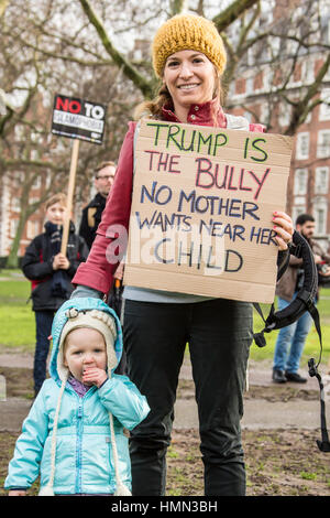 Londra, Regno Unito. 4 febbraio, 2017. Migliaia hanno marciato attraverso Londra, dall'ambasciata americana in Grosvenor Square a Downing Street su Whitehall, per protestare contro la Donald trionfi new anti-immigrazione musulmana politiche e Theresa Maggio la collusione con lui. David Rowe/ Alamy Live News Foto Stock